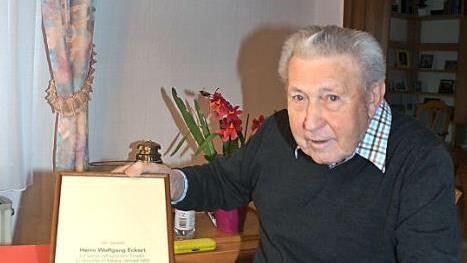 Stolz zeigt Wolfgang Eckert den Verdienstorden der Bundesrepublik Deutschland und so manch andere hohe Auszeichnung für sein Lebenswerk.  Foto: K.- H. Hofmann