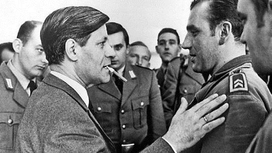 Als Verteidigungsminister besuchte Helmut Schmidt den Standort. Fotos: Archiv