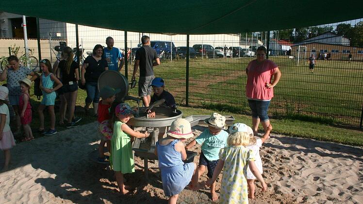 Nicht verwunderlich war es, dass angesichts der hochsommerlichen Temperaturen die Wasserspielanlage auf dem Mehrgenerationenspielplatz in Unterlauter in den Focus der vor allem kleineren Gäste der Eröffnungsfeier rutschte.