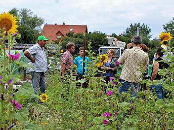 Die Teilnehmer der Schleppertour des Bauernverbandes haben sich auch den Naturgarten am Hof von Edgar Thomas in Nüdlingen angeschaut. Foto: Werner Vogel