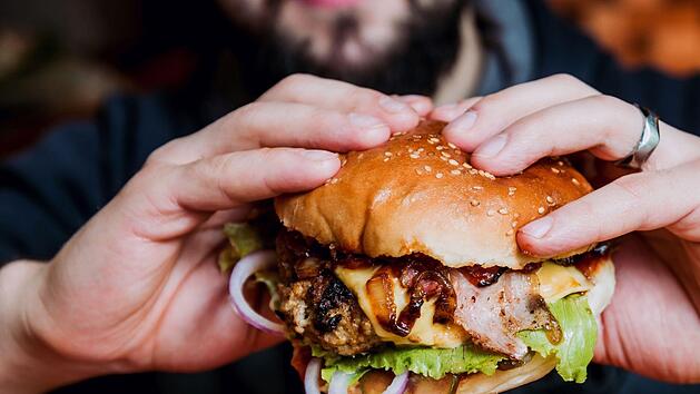Darf man ohne schlechtes Gewissen in einen Burger bei&szlig;en? Und wie teuer m&uuml;sste er daf&uuml;r sein? Ein Kommentar zur Diskussion um unsere Lebensmittelproduktion. Symbolfoto: romaset/Adobe Stock