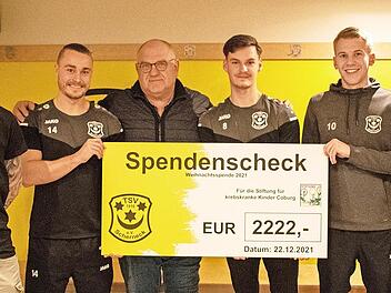 Der Mannschaftsrat der Seniorenmannschaft überreicht seine Spende an die Stiftung für krebskranke Kinder Coburg (von links): Niklas Trommer, Sandro Füchtner, Hartmut Bohl, Julian Lippoldt, Silvio Siegel, Martin Klöpsch.