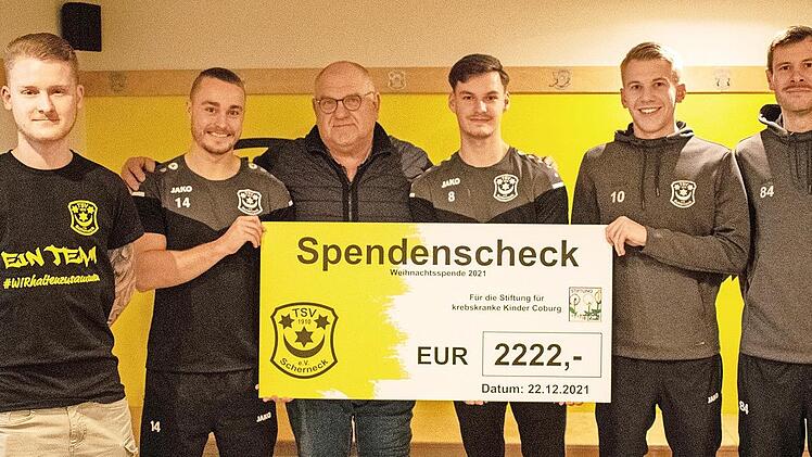 Der Mannschaftsrat der Seniorenmannschaft überreicht seine Spende an die Stiftung für krebskranke Kinder Coburg (von links): Niklas Trommer, Sandro Füchtner, Hartmut Bohl, Julian Lippoldt, Silvio Siegel, Martin Klöpsch.