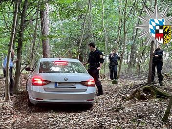 Petersaurach: Autofahrer will Abk&uuml;rzung nehmen - Irrfahrt f&uuml;hrt zu Hubschraubereinsatz im Wald