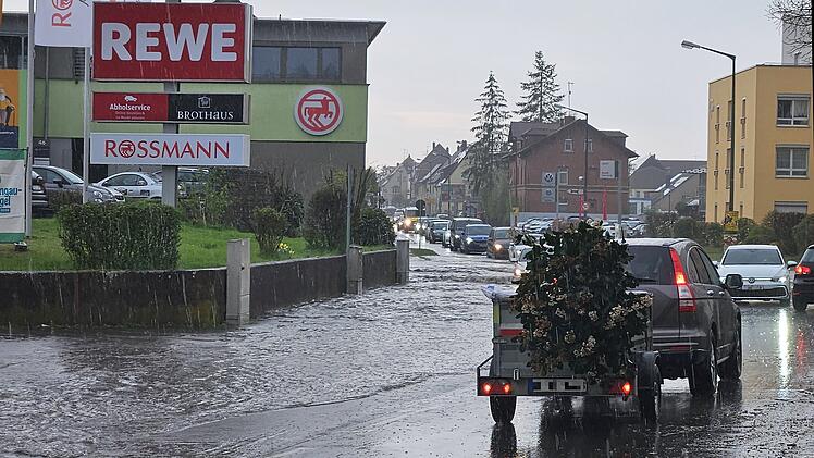 Hauptstraße überschwemmt: Starkregen trifft Mittelfranken