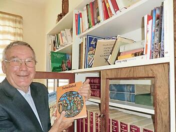 Den Schrank und die vielen Bücher, auch die Schülerbibel, wird Pfarrer Lieblein mit in sein neues Domizil nehmen. Foto: Heike Beudert