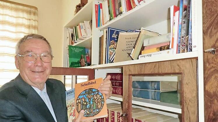 Den Schrank und die vielen Bücher, auch die Schülerbibel, wird Pfarrer Lieblein mit in sein neues Domizil nehmen. Foto: Heike Beudert
