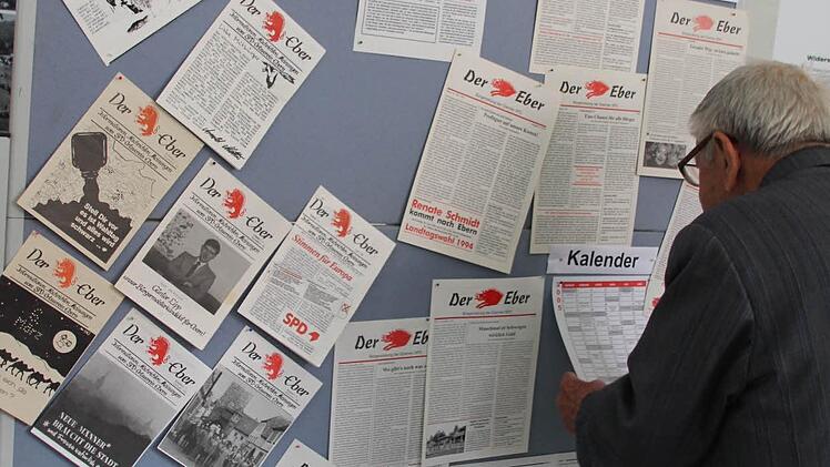 SPD-Ehrenvorsitzender Heiner Schneier beim Studium des "Roten Eber"