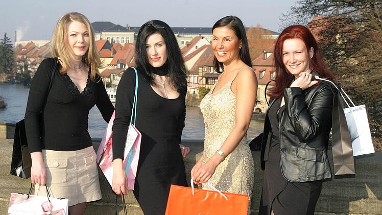 Haben gewiss ihren Anteil am Erfolg: Die vier Repr&auml;sentantinnen des Bamberger Einkaufsgutscheins, die City-Schexs-Girls Svetlana Schr&uuml;fer, Alesja Ehlers, Karin Hiller-Freist&auml;dter und Andrea Rippstein. Foto: pr