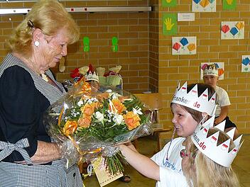 Beim letztjährigen Vorschulfest bekam Emmy Mähringer von zwei Vorschulkindern Blumen als Dank für ihre Arbeit überreicht. Dass sie sich aus der Vorschule zurückzieht, hat zum damaligen Zeitpunkt niemand gewusst. Foto: Klaus Peter Wulf/Archiv