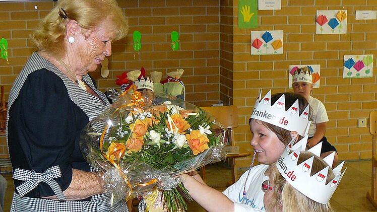 Beim letztjährigen Vorschulfest bekam Emmy Mähringer von zwei Vorschulkindern Blumen als Dank für ihre Arbeit überreicht. Dass sie sich aus der Vorschule zurückzieht, hat zum damaligen Zeitpunkt niemand gewusst. Foto: Klaus Peter Wulf/Archiv