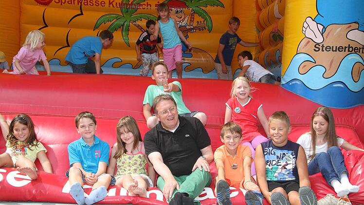 Vor dem Springen müssen die Schuhe runter.