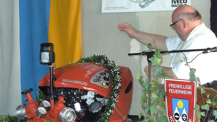 Pfarrer Martin Wissel spendete der neuen Tragkraftspritze den kirchlichen Segen. Foto: privat