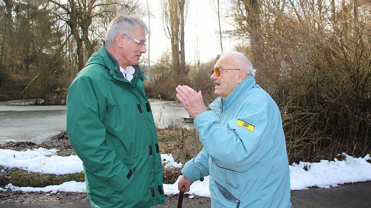 Gerold Schnabl von der Fachstelle Wasserwirtschaft (links) im Gespräch mit Werner Fiedler vor dem Teich. Fotos: Helke Renner