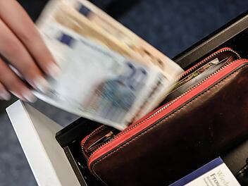 Mehrmals hatte eine Mitarbeiterin in einem Altenpflegeheim in Stegaurach Geld von Senioren gestohlen. Die Heimleitung kam der Angestellten auf die Schliche und brachte das bei der Polizei zur Anzeige.  Symbolbild: Matthias Hoch