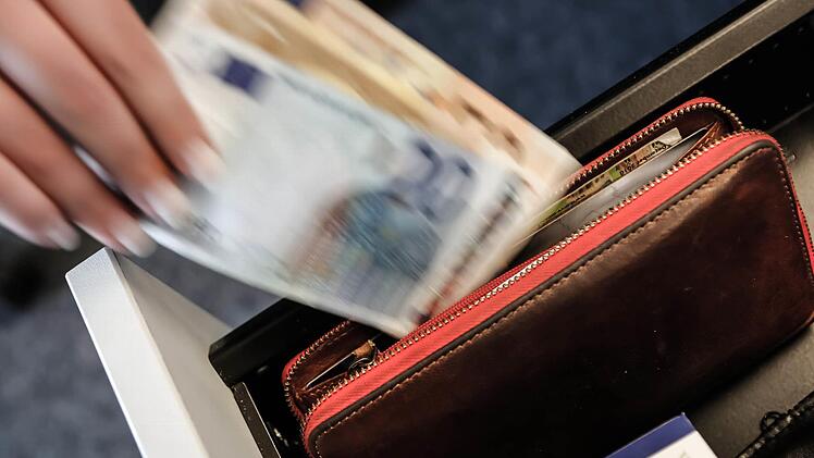 Mehrmals hatte eine Mitarbeiterin in einem Altenpflegeheim in Stegaurach Geld von Senioren gestohlen. Die Heimleitung kam der Angestellten auf die Schliche und brachte das bei der Polizei zur Anzeige.  Symbolbild: Matthias Hoch