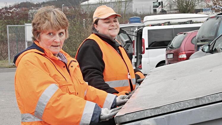 Selbst ist die Frau. Ludmilla Kutscher (rechts) und ihre Kollegin Bianca Grimmer (links) schieben einen vollen Container zur Seite. Foto: Helmut Will