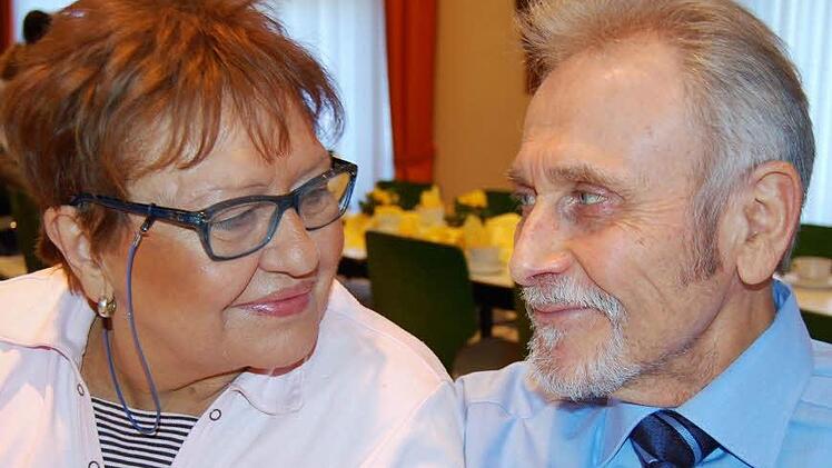 Aus einer Stunde Geselligkeit pro Woche wurde tägliches Miteinander: Seit einem halben Jahr leben Gertrud Reuter (64) und Herbert Kuhn (74) zusammen.  Foto: Sigismund von Dobschütz