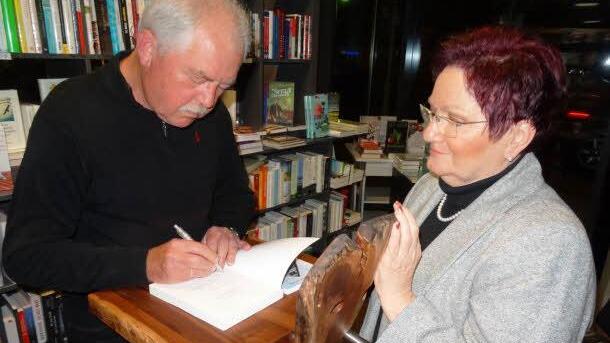 Am Ende musste der Autor etliche Bücher signieren Foto: Dieter Gropp