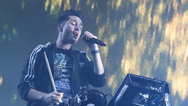 Leads&auml;nger Dan Smith der britischen Indie-Rockband "Bastille" bei Rock im Park 2017 in N&uuml;rnberg. Foto: Markus Klein