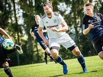 Der VfR Katschenreuth hat vor dem Duell beim TSV Kirchenlaibach um Stefan Olpen (rechts) ein Stürmerproblem: So muss unter anderem der elffache Torschütze Sebastian Hoffmann (weißes Trikot) passen.  Foto: Alexander Muck