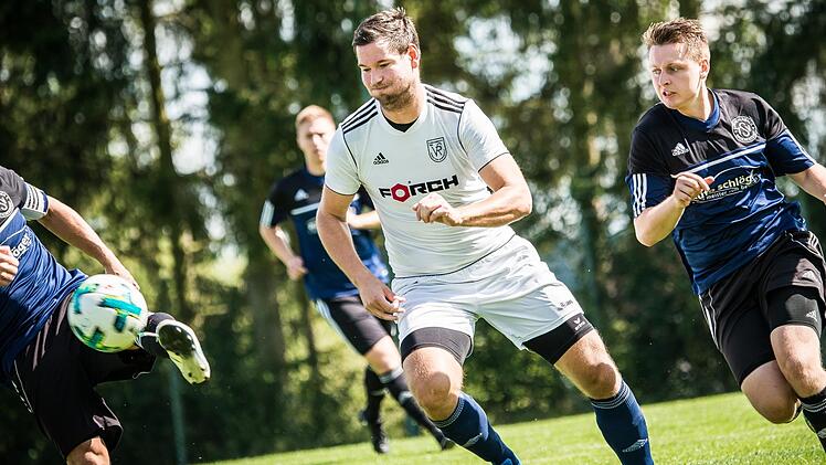Der VfR Katschenreuth hat vor dem Duell beim TSV Kirchenlaibach um Stefan Olpen (rechts) ein Stürmerproblem: So muss unter anderem der elffache Torschütze Sebastian Hoffmann (weißes Trikot) passen.  Foto: Alexander Muck