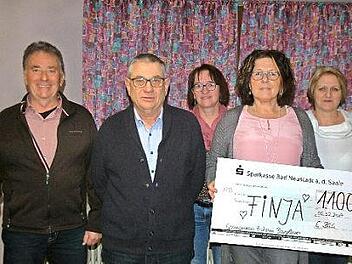 Im Bild die Vorstandschaft des Gesangverein Frohsinn mit (von links) 2. Vorsitzender Erich Mölter, Kassier Paul Kuchmann, Beisitzerin Maritta Ziegler, Vorsitzende Elke Back und Schriftführerin Luzia Stapf, die die stattliche Spende in Höhe von 1100 Euro der Familie zukommen lassen werden.  Foto: Manfed Mellenthin