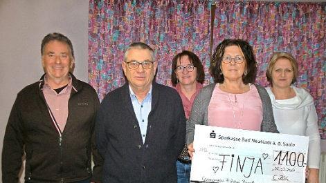 Im Bild die Vorstandschaft des Gesangverein Frohsinn mit (von links) 2. Vorsitzender Erich Mölter, Kassier Paul Kuchmann, Beisitzerin Maritta Ziegler, Vorsitzende Elke Back und Schriftführerin Luzia Stapf, die die stattliche Spende in Höhe von 1100 Euro der Familie zukommen lassen werden.  Foto: Manfed Mellenthin