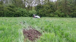 Nach 15-Meter-Flug: Corsa landet auf Dach in Wiese