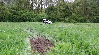 Nach 15-Meter-Flug: Corsa landet auf Dach in Wiese