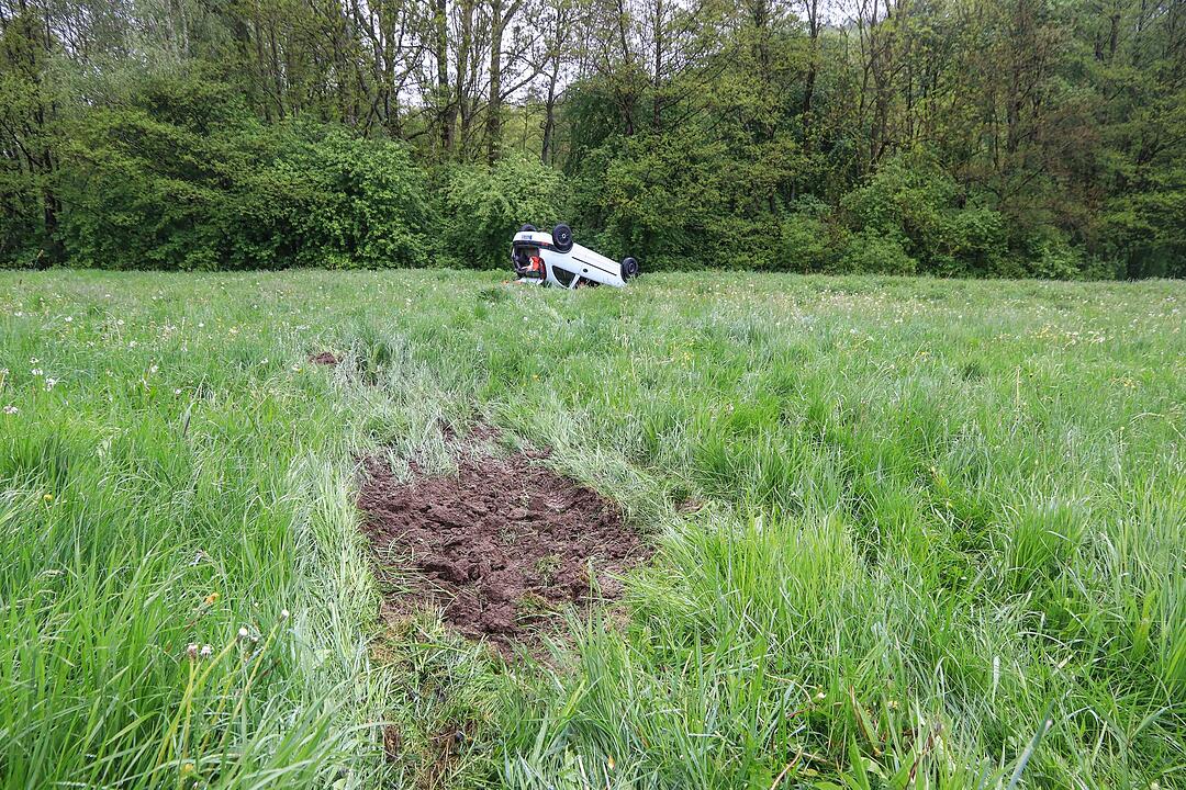 Nach 15-Meter-Flug: Corsa landet auf Dach in Wiese