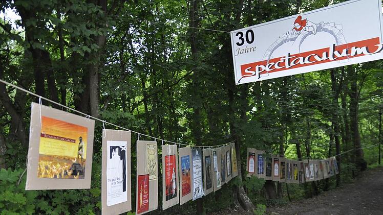 Alte Plakate im Zugang zur Schlossbühne zeigten die schauspielerische Vielfalt des Theaterensembles "spectaculum". Foto: Peter Klopf