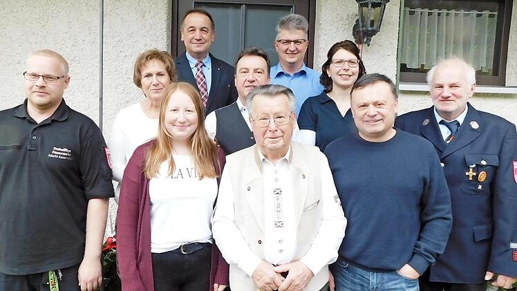 Werner Greulich (Mitte) im Kreis von Verwandten und Freunden, darunter Bürgermeister Bernd Steinhäuser (hinten, links). Foto: Horst Wunner