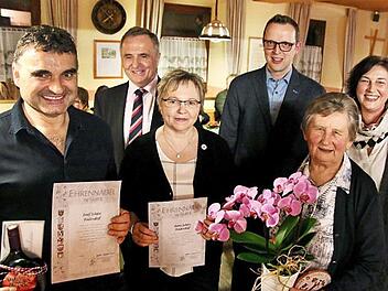Ehrungen und Auszeichnungen gab es beim Gartenbauverein Feulersdorf. Von links: Kassier Josef Sch&uuml;tz (26 Jahre Mitgliedschaft), Kreisvorsitzender G&uuml;nter Reif, stellvertretende Vorsitzende Petra Sch&uuml;tz (25 Jahre Mitgliedschaft), B&uuml;rgermeister Andreas P&ouml;hner, Hobbyg&auml;rtnerin Else Erlmann (Auszeichnung mit Landkreis-Model), Vorsitzende Heike Linz. Foto: privat
