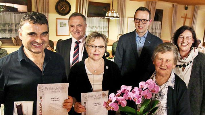 Ehrungen und Auszeichnungen gab es beim Gartenbauverein Feulersdorf. Von links: Kassier Josef Sch&uuml;tz (26 Jahre Mitgliedschaft), Kreisvorsitzender G&uuml;nter Reif, stellvertretende Vorsitzende Petra Sch&uuml;tz (25 Jahre Mitgliedschaft), B&uuml;rgermeister Andreas P&ouml;hner, Hobbyg&auml;rtnerin Else Erlmann (Auszeichnung mit Landkreis-Model), Vorsitzende Heike Linz. Foto: privat