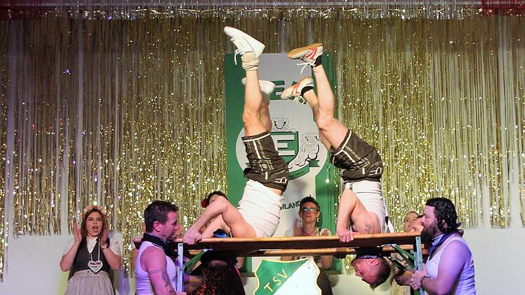 Einen "Hidden Act" in Oktoberfest-Stimmung gaben die Showtanzgruppe und ein Teil des ehemaligen Männerballetts zum Besten. Foto: Stefan Hübl