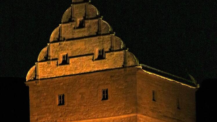 Bei Dunkelheit wird das Obere Tor hell erleuchtet. Foto: Dieter Britz   Das obere Tor ist das Wahrzeichen der Stadt und spielt in ihrer Geschichte  eine große Rolle. Hier beginnt auch der Umzug anlässlich des Heimatsspiels  zum Anger. Foto: Dieter Britz