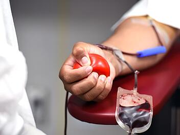 Ob Blut- oder Plasmaspende: Spenden helfen dabei, das Leben von Menschen zu retten.