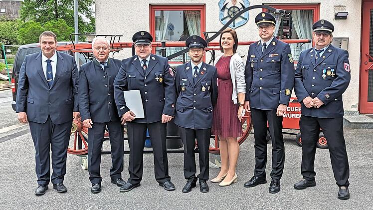 Patrik Lindner (Schwürbitz) und Daniel Perina (Michelau; 3. u. 4. v.l.) freuen sich über die Auszeichnung mit dem Feuerwehr-Ehrenzeichen in Silber für 25 Jahre aktive Dienstzeit in der freiwilligen Feuerwehr. Es gratulieren (v. l.) Bürgermeister J...