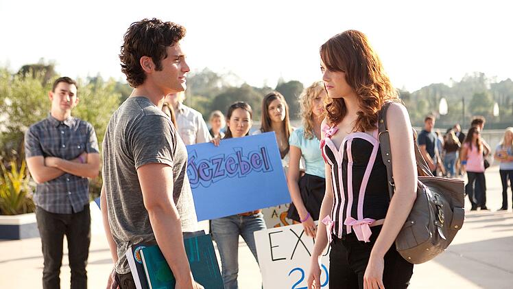 Todd (Penn Badgley) vertraut Olive (Emma Stone) auch, als er die wildesten Ger&uuml;chte &uuml;ber sie h&ouml;rt.