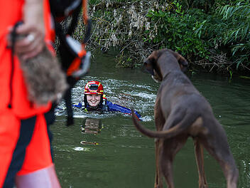 Mit Hund und Boot: Wie Vermisste im Wasser gesucht werden