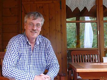 Ganz entspannt im Hier und Jetzt - auf der Veranda seines gemütlichen Holzhauses lässt es der Haßfurter Amtsrichter Roland Wiltschka zukünftig ruhig angehen. Im Gespräch mit der unserer Zeitung plauderte der Jurist, der in den Ruhestzand geht, aus dem Nähkästchen.  Foto: mw