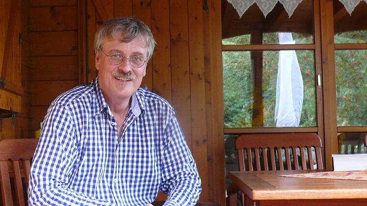 Ganz entspannt im Hier und Jetzt - auf der Veranda seines gemütlichen Holzhauses lässt es der Haßfurter Amtsrichter Roland Wiltschka zukünftig ruhig angehen. Im Gespräch mit der unserer Zeitung plauderte der Jurist, der in den Ruhestzand geht, aus dem Nähkästchen.  Foto: mw
