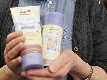 Lava- oder Heilerde als Shampoo-Ersatz - klingt komisch, funktioniert aber, weiß auch Christine Eßer-Böhner, Inhaberin des Reformhauses im Kressenstein. Schönheitsfehler des Naturprodukts: Es kommt in der Verpackung aus Kunststoff daher! Fotos: Jochen Nützel