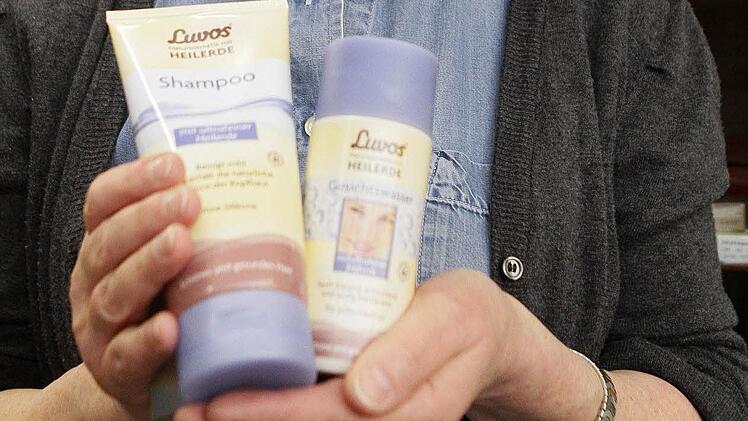 Lava- oder Heilerde als Shampoo-Ersatz - klingt komisch, funktioniert aber, weiß auch Christine Eßer-Böhner, Inhaberin des Reformhauses im Kressenstein. Schönheitsfehler des Naturprodukts: Es kommt in der Verpackung aus Kunststoff daher! Fotos: Jochen Nützel