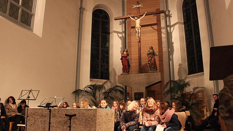 Im Altarraum saßen diesmal die Mitglieder der Chöre. Foto: Carmen Schwind