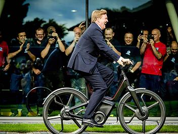 Auch der niederländische König Willem-Alexander fährt E-Bike - jedenfalls fürs Foto. Foto: dpa/Robin van Lonkhuijsen