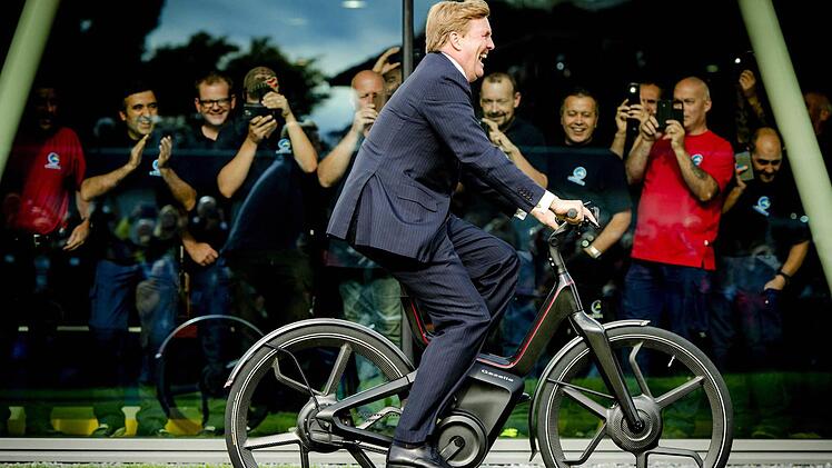 Auch der niederländische König Willem-Alexander fährt E-Bike - jedenfalls fürs Foto. Foto: dpa/Robin van Lonkhuijsen