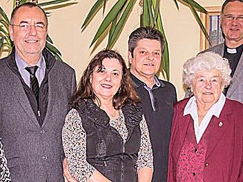 Zum Gratulieren kamen viele G&auml;ste (von links): Margot Dutschak (VdK), J&uuml;rgen Kohmann, Conny Steinert (Schwiegertochter), Hans Steinert (Sohn), die Jubilarin Christine Steinert, Pfarrer Georg Birkel und Angelika Obinu (Tochter). Foto: Hartmut Klamm