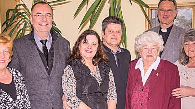 Zum Gratulieren kamen viele G&auml;ste (von links): Margot Dutschak (VdK), J&uuml;rgen Kohmann, Conny Steinert (Schwiegertochter), Hans Steinert (Sohn), die Jubilarin Christine Steinert, Pfarrer Georg Birkel und Angelika Obinu (Tochter). Foto: Hartmut Klamm